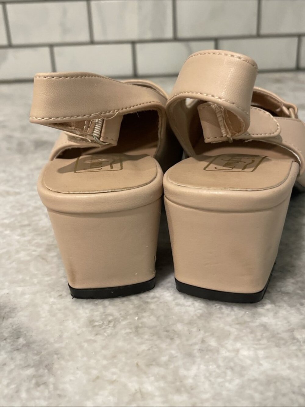 Comfort Well by Beacon Shoes Womens 5.5 Taupe Beige Heels Comfort - Picture 5 of 9